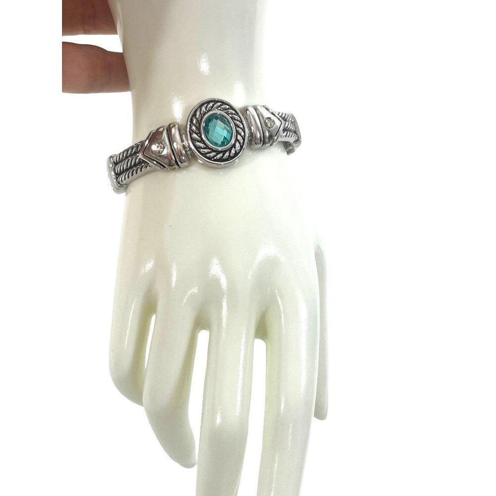 Women’s Silver Tone Bangle Bracelet 6.5 “ Oval Aqua Blue Faceted Plastic Stone